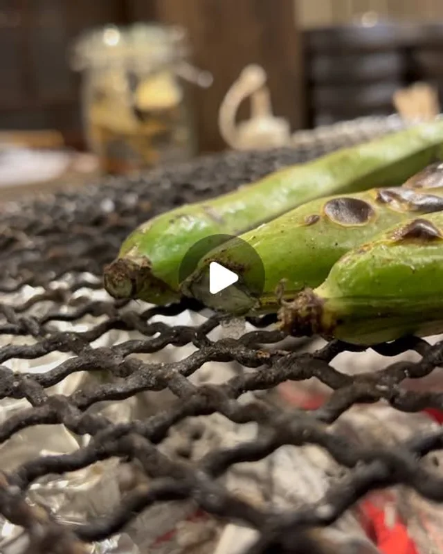 炭火で焼かれる旬の野菜