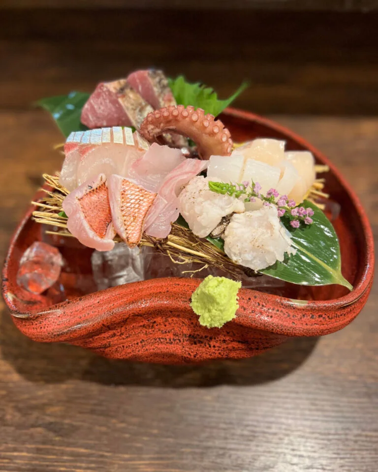 季節の魚を盛り合わせたお造り